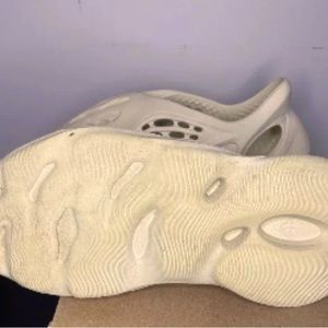 Sand yeezy foam runners